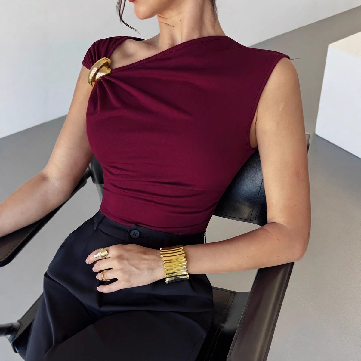 Elegant Minimalist Sleeveless Slimming Top For Women