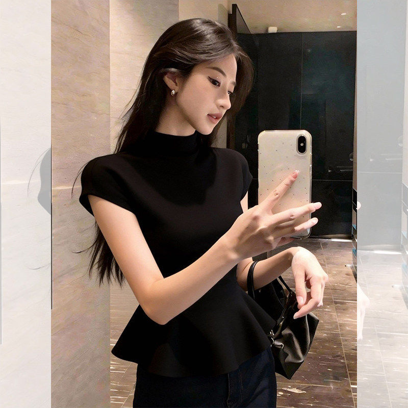 Waist-cinching Figure-flattering Short-sleeve Top